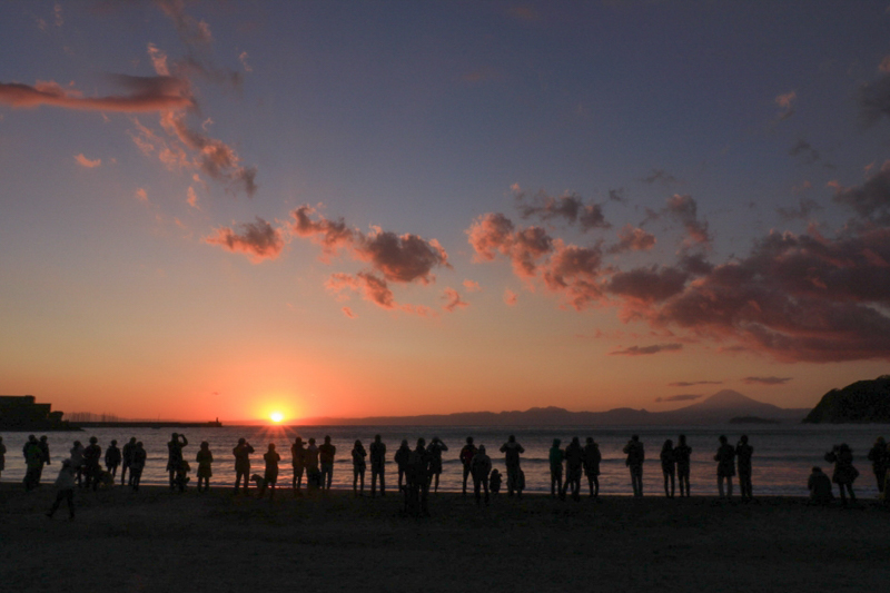 大みそか、夕暮れを見に集まる人々（令和元年）